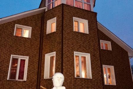 Сдаётся коттедж в посёлке Токсово с возможностью размещения 30 гостей. С баней и бассейном.