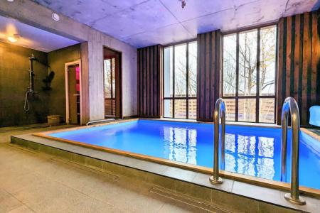 Дом 350 м² на участке 8 сот. с бассейном и бильярдом.