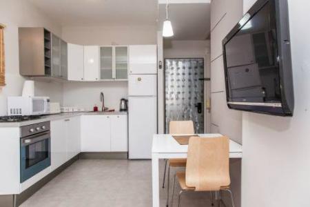 Между морям и Клиникой Ихилов .