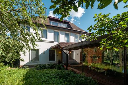 Камерный коттедж в экологически чистом районе в 2 км от МКАД с банкетным залом,бассейном и бильярдом