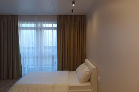 Студия с современным интерьером