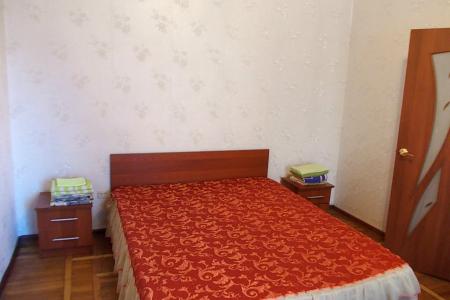 1-ком. квартира напротив к/т Пролетарий, на углу пр. Революции и К.Маркса