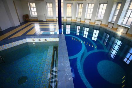 Коттедж в Павловске с бассейном и большим залом