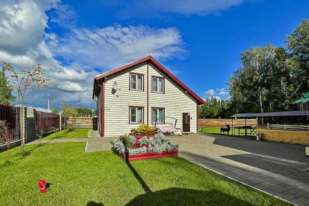 Коттедж с баней и сибирским чаном, всего в 15 минутах от Санкт-Петербурга