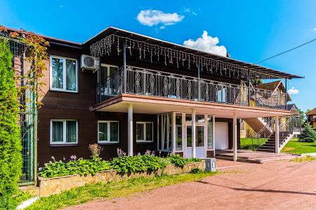 Двухуровневый банкетный зал в классическом стиле в загородном комплексе Ропша