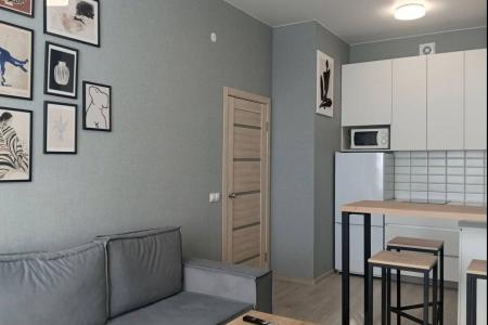 Новая уютнaя  кваpтиpа c дизайнeрcким peмoнтoм в pазвивающимcя ЖK "Eжевика" 