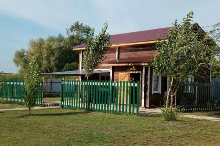 Двухэтажный коттедж на берегу озера