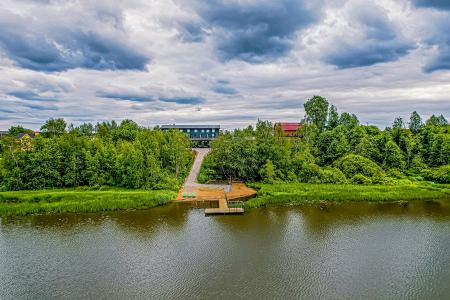 Большой дом с банкетным залом и 32 спальнями на берегу озера в Сосново