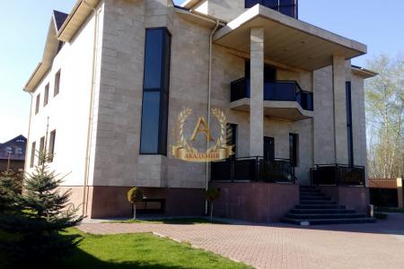 Снять посуточно 4-этажный дом, 1 300 м² недалеко от МКАД на юге Москвы для мероприятий
