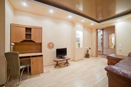 3-комнатная квартира, ул. Смолячкова, 14 (ст.м. Пл.Победы)