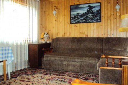 Небольшой домик на берегу озера