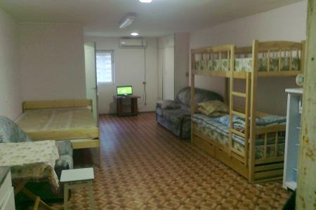 Сочи,центр. р-он,сдаётся комната на 2-4 человека,отдельный вход,со всеми удобствами.