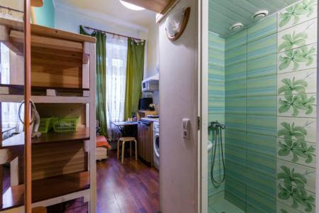 Студия-маленькая на 11 линии В.О. у метро.