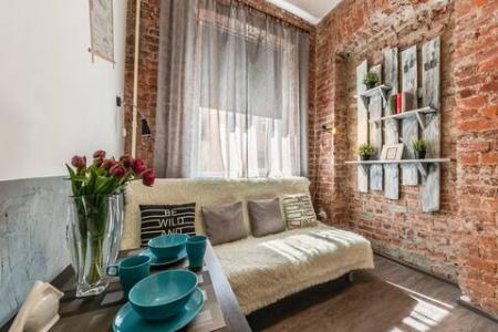 Два раздельных спальных места ( 2+2). Невский проспект - 5 минут пешком. Вокзал и метро рядом.