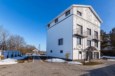 Просторный коттедж с банкетным залом для праздника