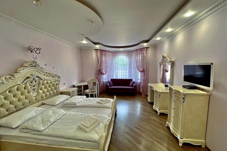 Дом во французском стиле с сауной, большим бассейном, камином, бильярдом и мн. др. на 30 гостей