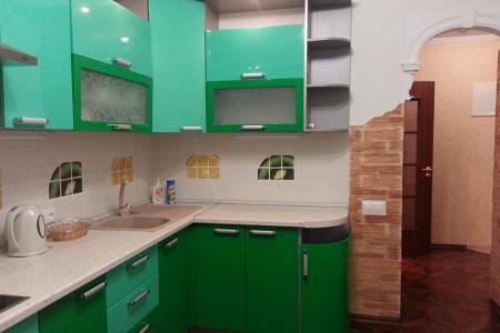 посуточно почасно 1 комнатная  по ул.адоратского 4