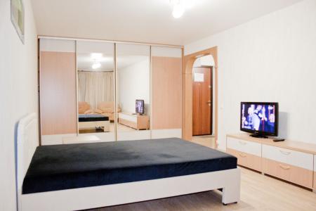 1-к квартира возле ТЦ Кристалл с большой кроватью