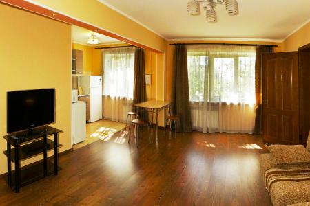 Квартира расположена в центре города, в районе площади Советов