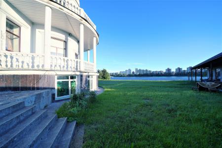 Коттедж на берегу Невы в черте города. Банкетный зал. Бассейн