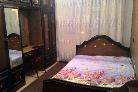 Двухкомнатная квартира с большой кроватью.