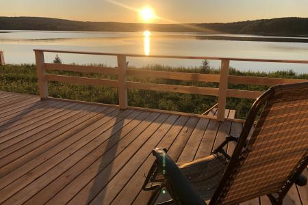 Дом на берегу реки с баней