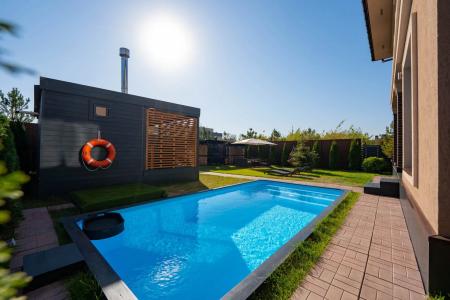 Сдается посуточно стильный коттедж с бассейном