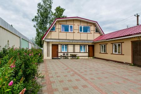 Двухэтажный коттедж  с беседкой, баней и бассейном