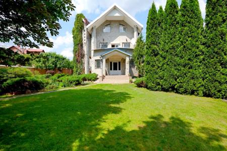 Дом с подогреваемым бассейном, сауной, русским бильярдом и ухоженным участком