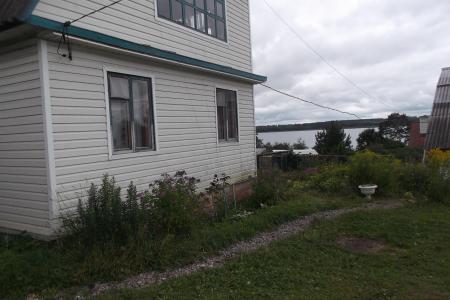 Дом на берегу озера