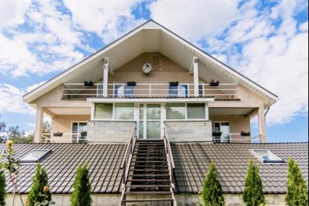 Двухэтажный коттедж с банкетным залом в поселке Белоостров