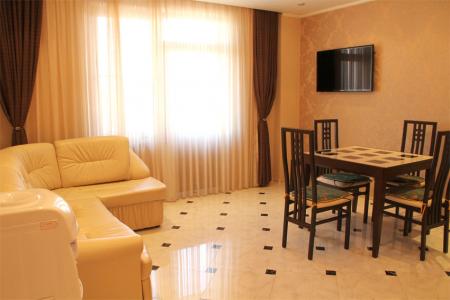 Двухкомнатная квартира с евроремонтом на берегу моря.