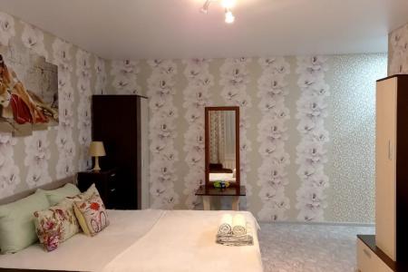 ;Квартира находится в 5 минутах от цента