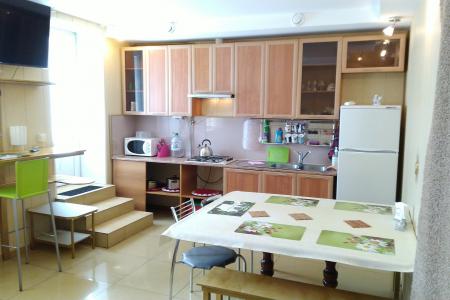 4 комн.кв.,120 м2, два этажа все удобства, мебель, посуда, КТV, Интернет, отдельный вход  а/стоянка