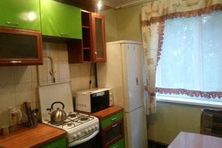 Посуточно 1 ком.кв. рядом с Ж.Д.-вокзалом, с евро-ремонтом, со всеми удобствами.