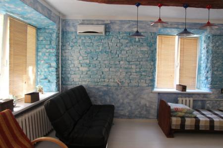 Трехкомнатная квартира возле площади. Центр города.