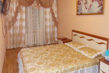 двухкомнатная квартира ул Карла  Маркса дом 65а ,  рядом  триумфальная арка .