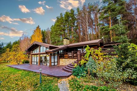 Бревенчатый коттедж на первой линии Суходольского озера