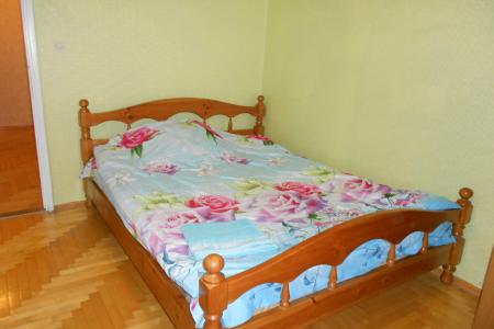 Двухкомнатная квартира напротив торгового центра и ресторана.