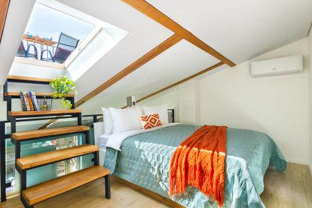 Уникальная двухуровневая студия с собственной террасой