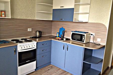 Уютная квартира в новом доме в центре города, с хорошим ремонтом и красивым видом из окна.