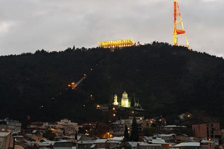 3 комнатная квартира с 2 спальнями в самом центре города Тбилиси