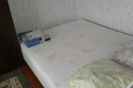 Однокомнотная,тёмная,всё в шаговой доступности.