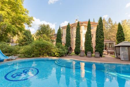 Сдается посуточно шикарный коттедж с живописной территорией не далеко от Внуково