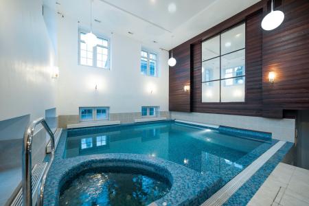 Коттедж на берегу реки с бассейном