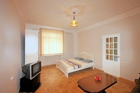 Эта капитально отремонтированная квартира сдается в посуточную аренду на последнем этаже 5-ти этажно