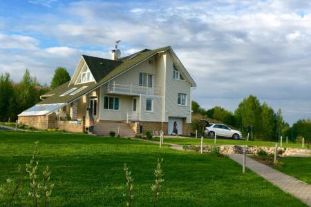 Кирпичный коттедж с трёхсторонним камином, сауной и бильярдом.