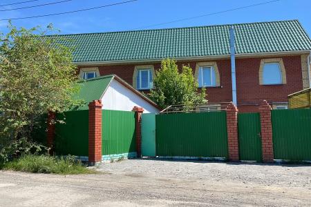 Отличный двухэтажный дом с мангалом и баней рядом с прудом