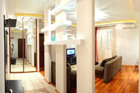 Комфортабельная двухкомнатная , центр (пл.Ушакова)