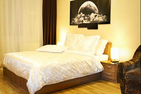 Приглашаем Вас остановиться в чистой и уютной двухкомнатной квартире рядом с центром города.